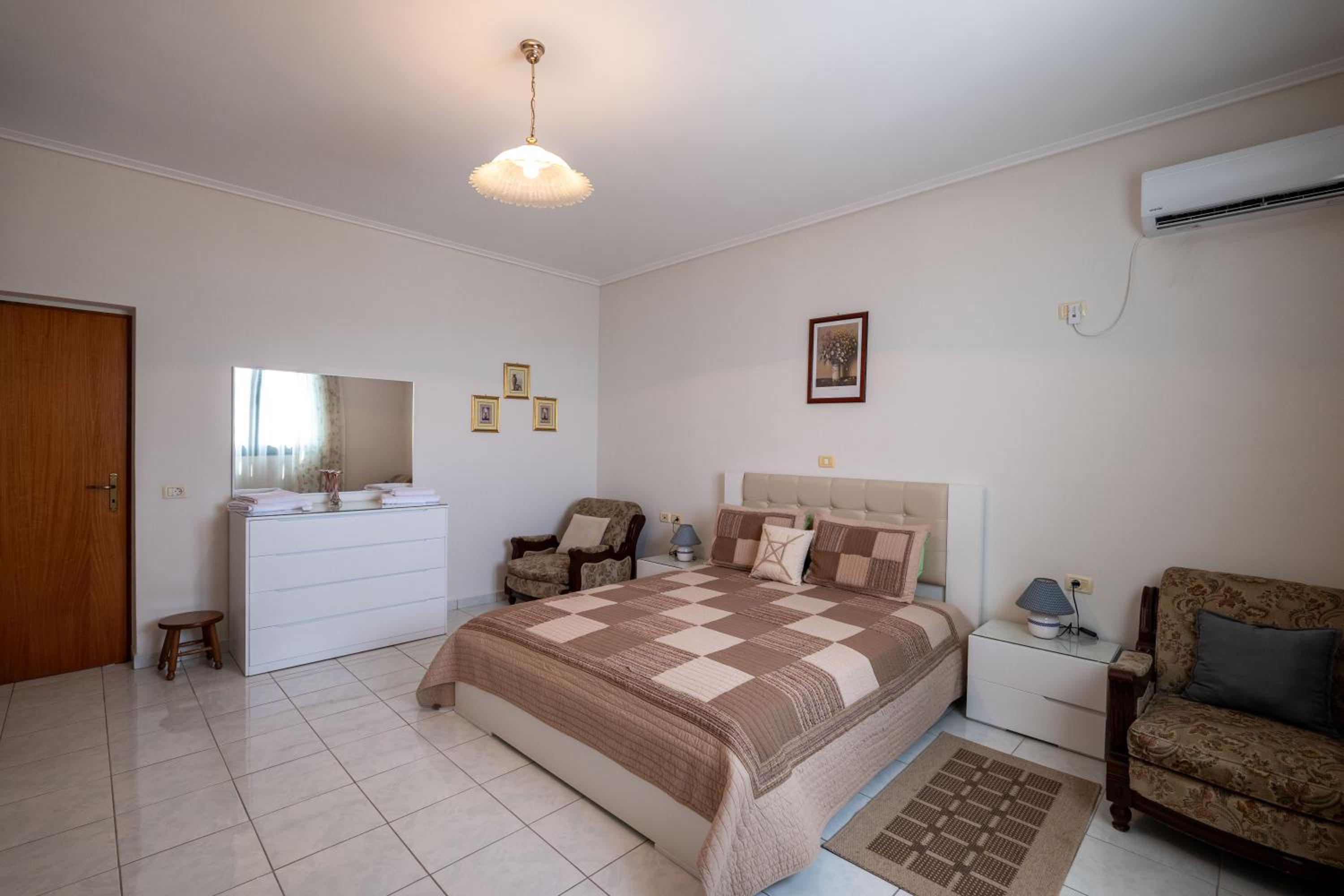 Thimios Rooms 2