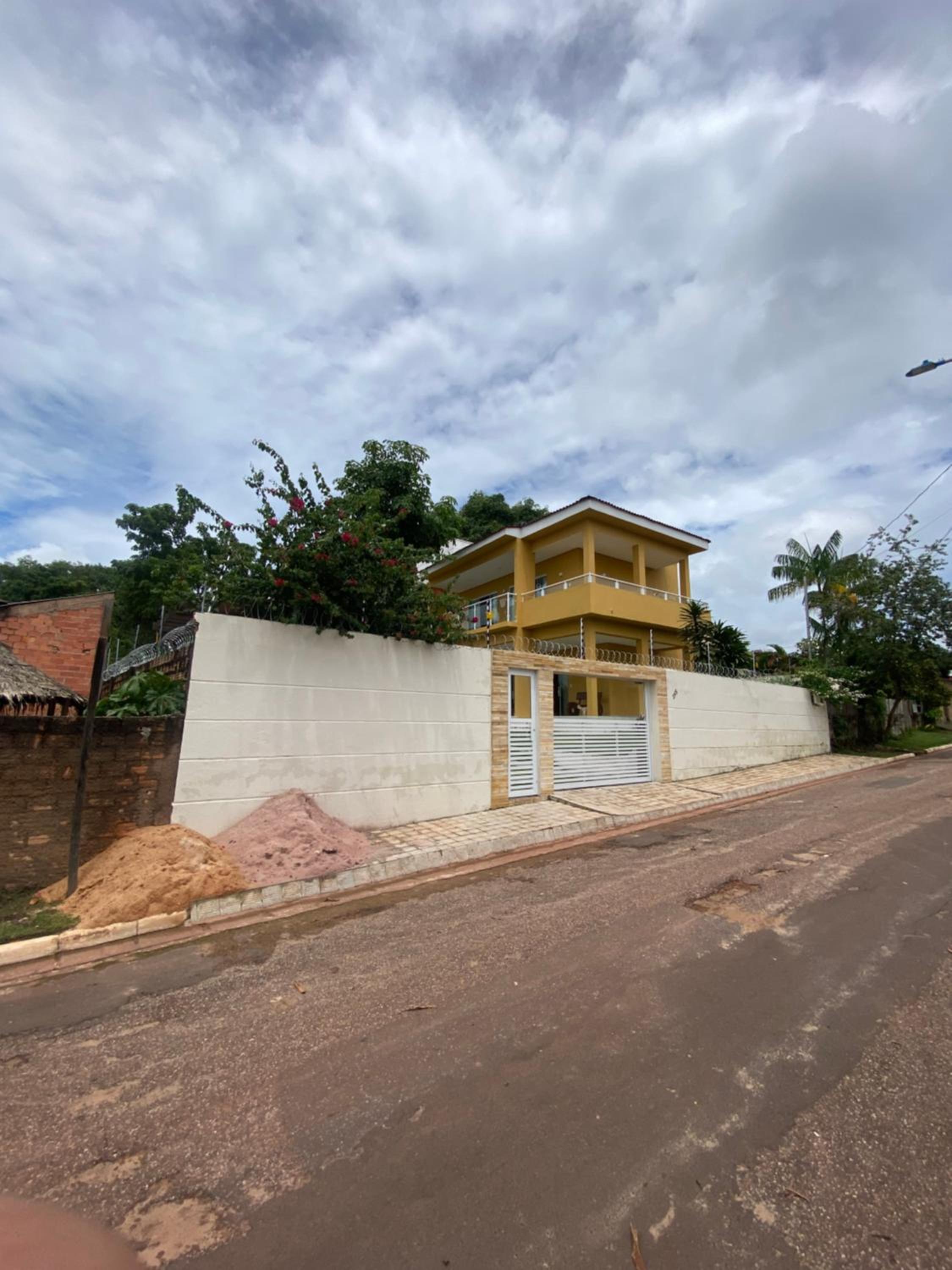 Casa Amarilla Alter