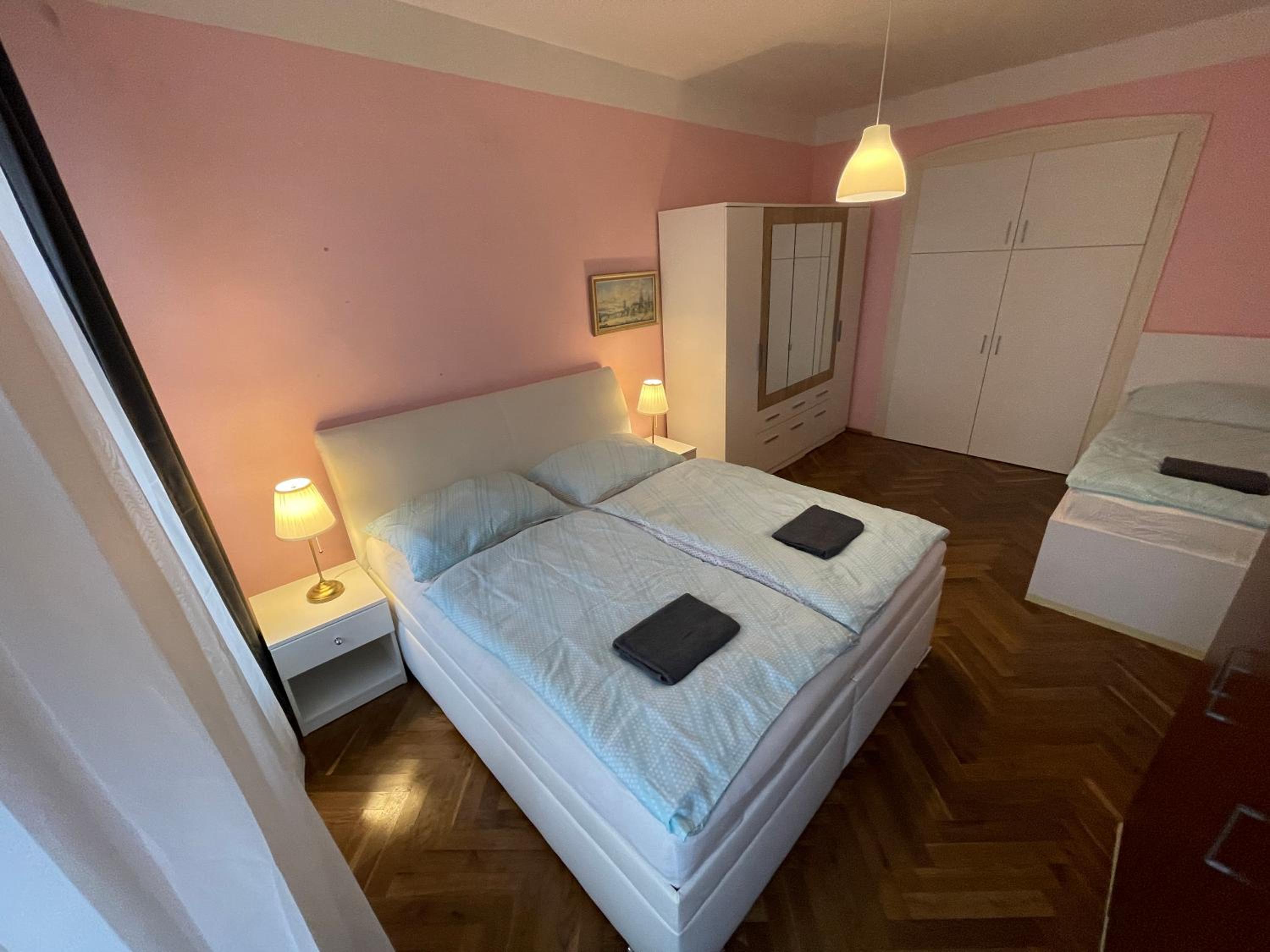 1 Bob's Apartment - 2 bedrooms and living room