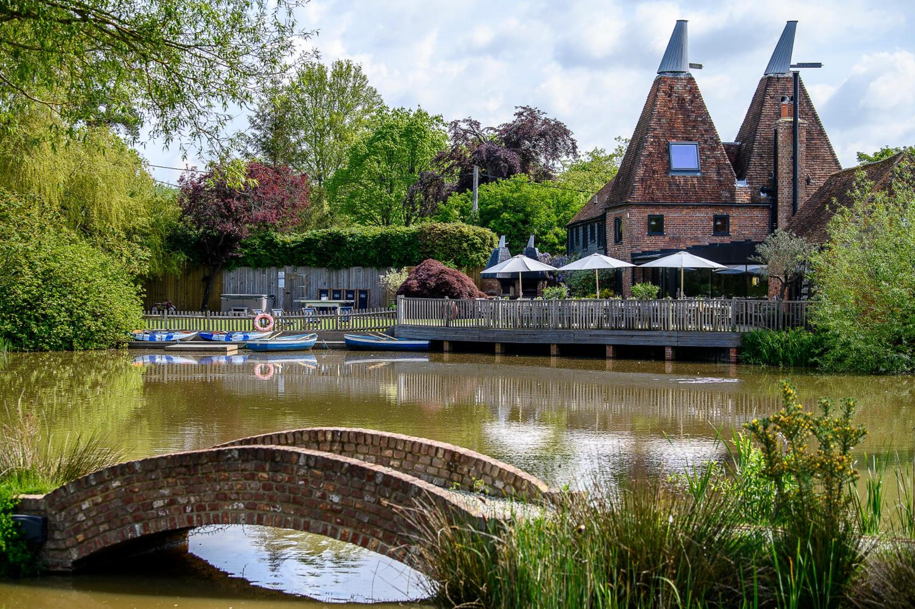 Vineyard Oast Sleeps 25 view 3