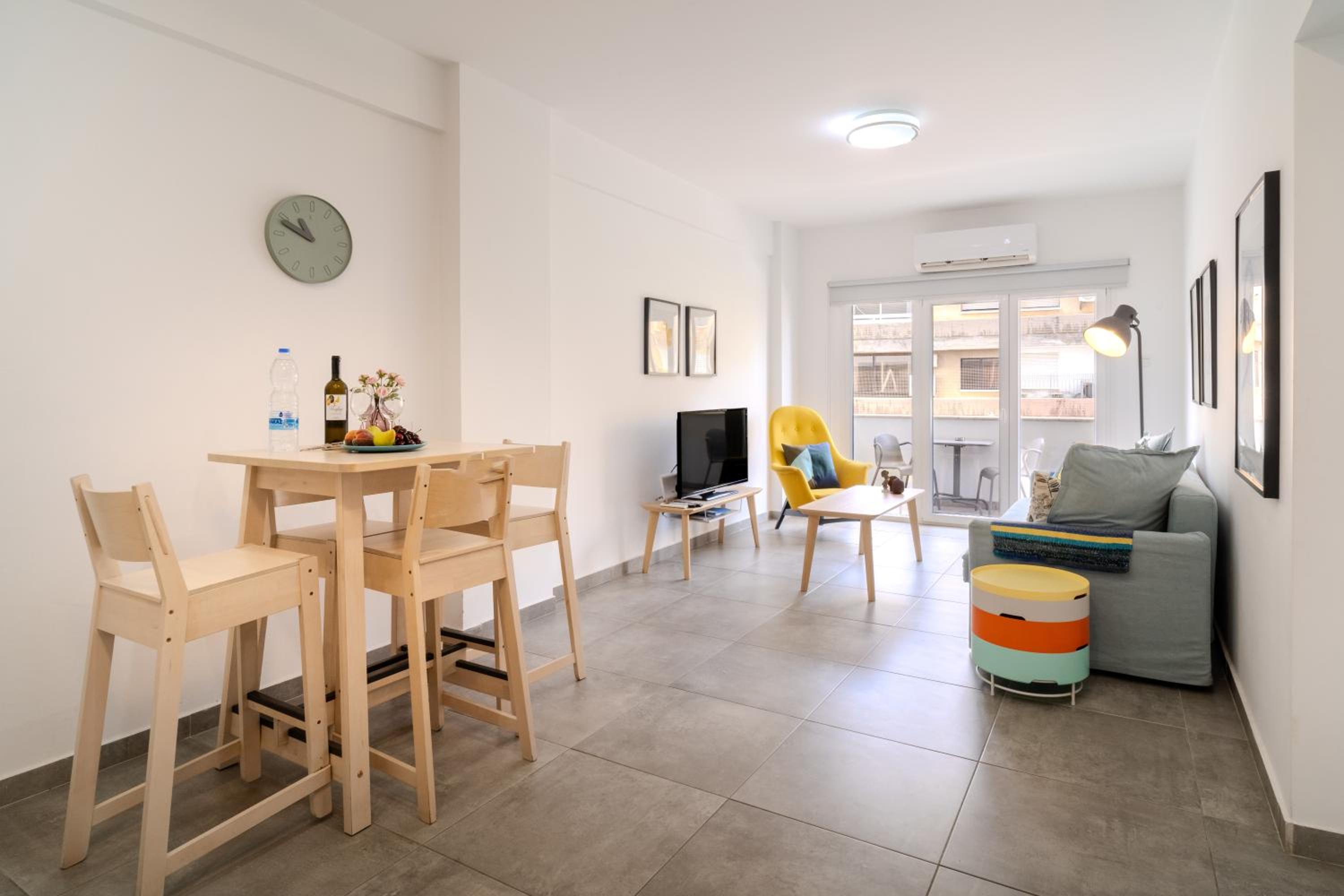 City 1 BDR, 3 min walk from Finikoudes beach view 5