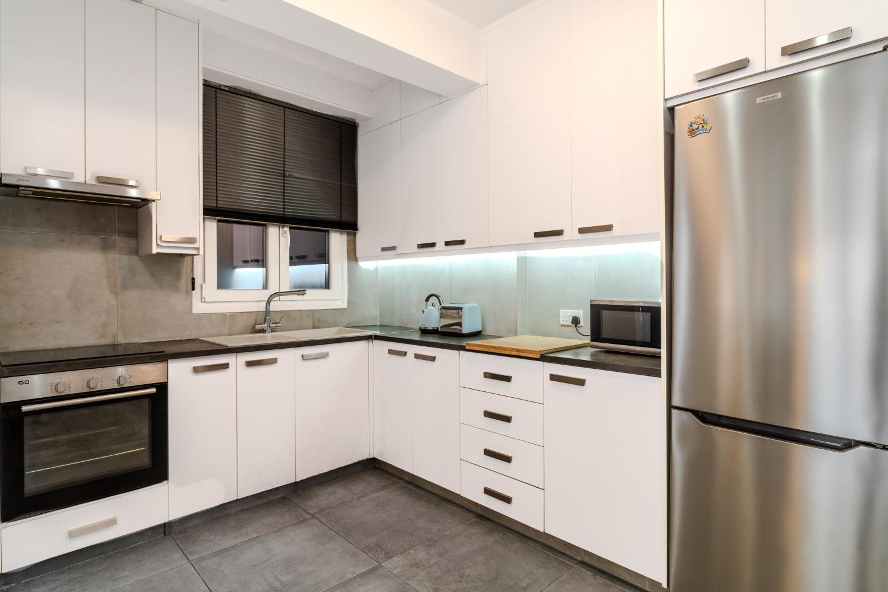 City 1 BDR, 3 min walk from Finikoudes beach view 4