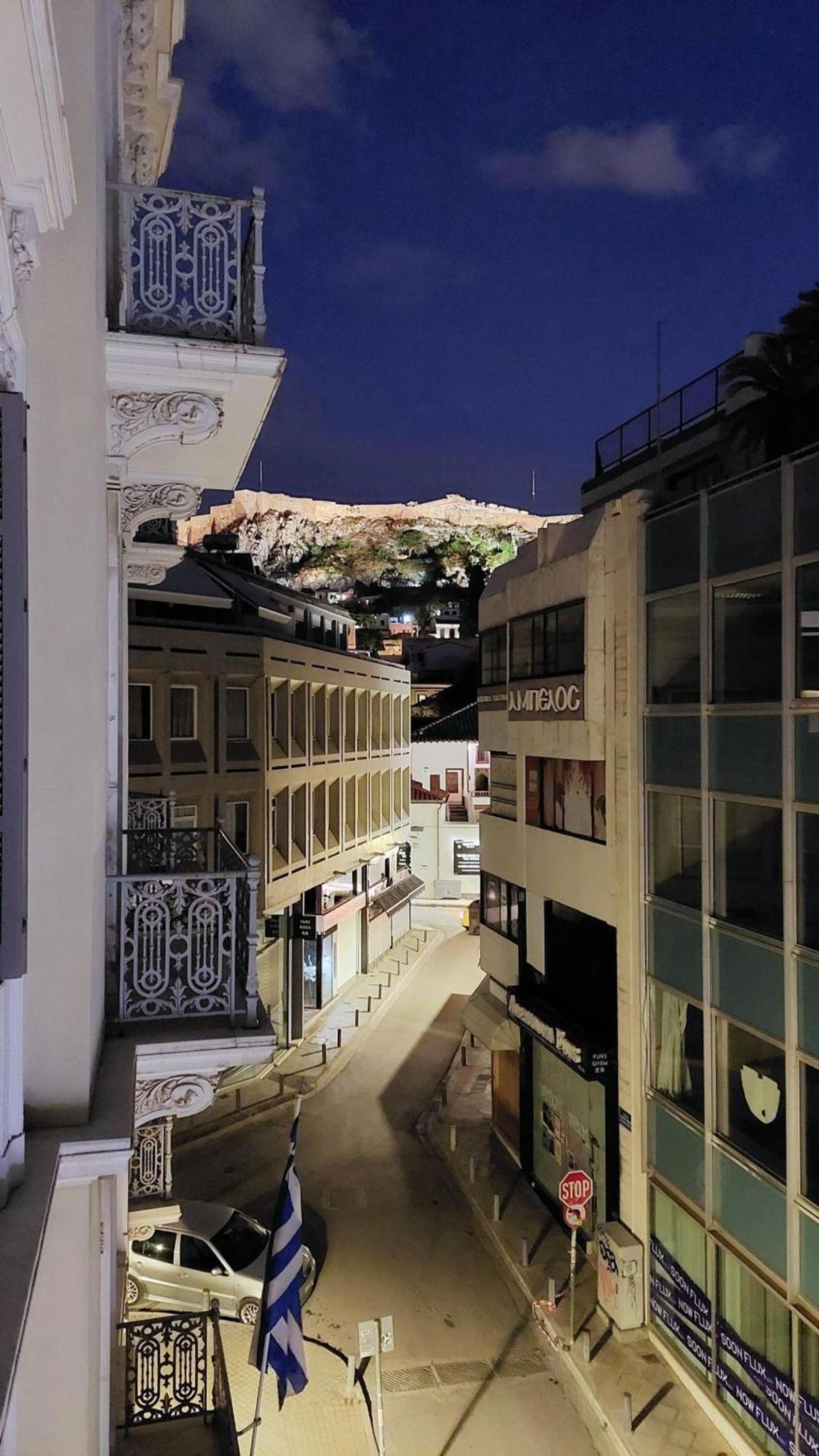 Elegant apartment under the Acropolis