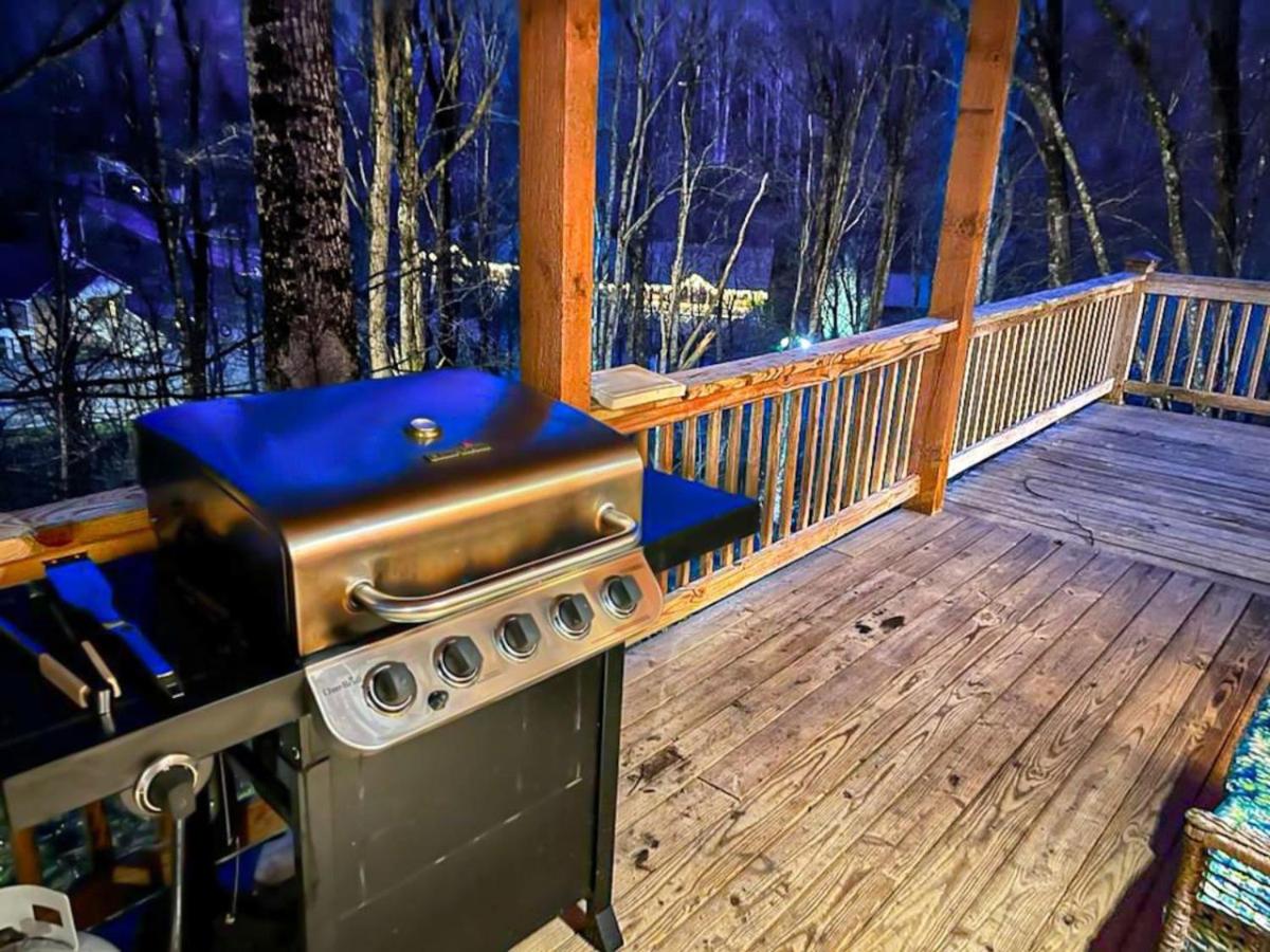 Spacious Log Cabin With Creek 2 Min From Ski Resort view 2
