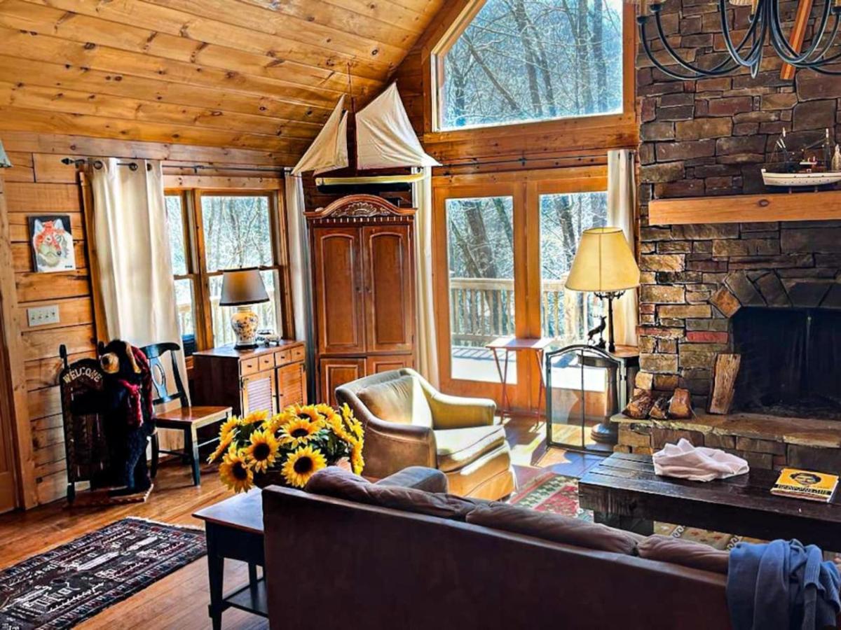 Spacious Log Cabin With Creek 2 Min From Ski Resort view 4
