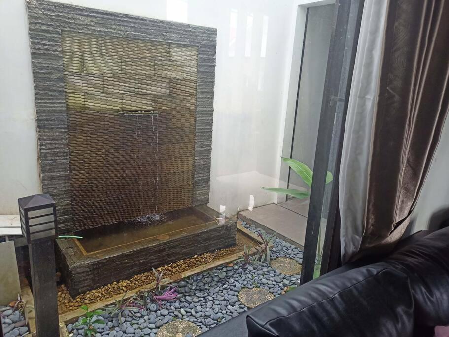 Rumah Besar dg Kolam Ikan diKota