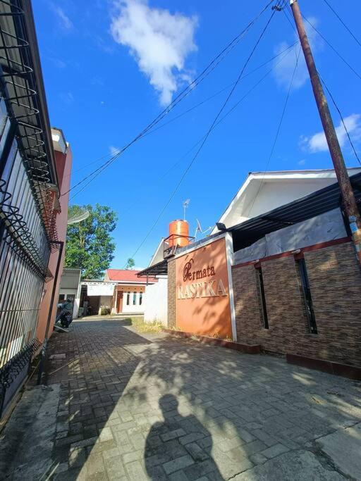 Rumah Besar dg Kolam Ikan diKota