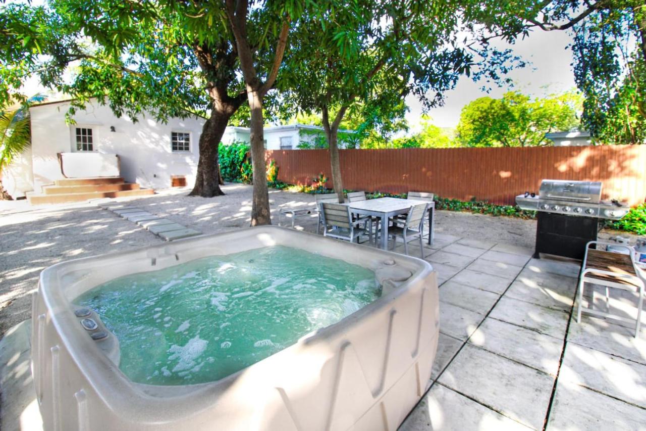 Modern Rock Themed House W Hot Tub Huge Yard
