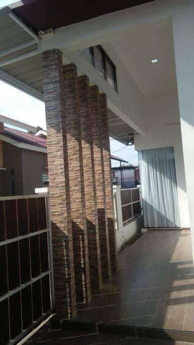 Rumah Besar dg Kolam Ikan diKota