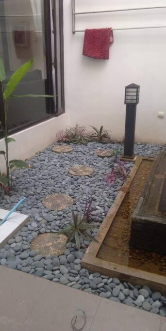 Rumah Besar dg Kolam Ikan diKota