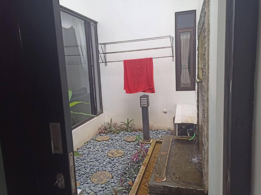 Rumah Besar dg Kolam Ikan diKota