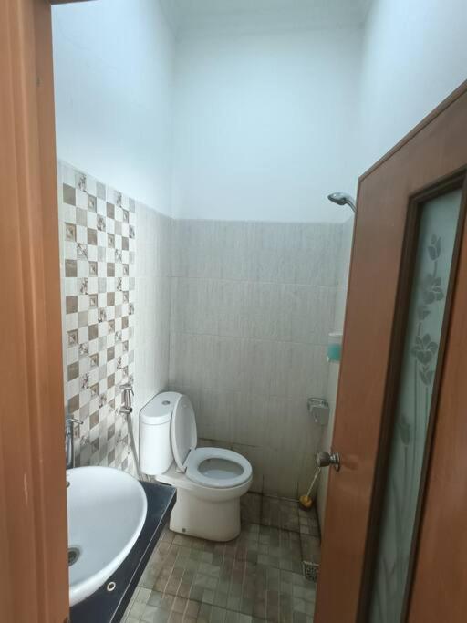 Rumah Besar dg Kolam Ikan diKota