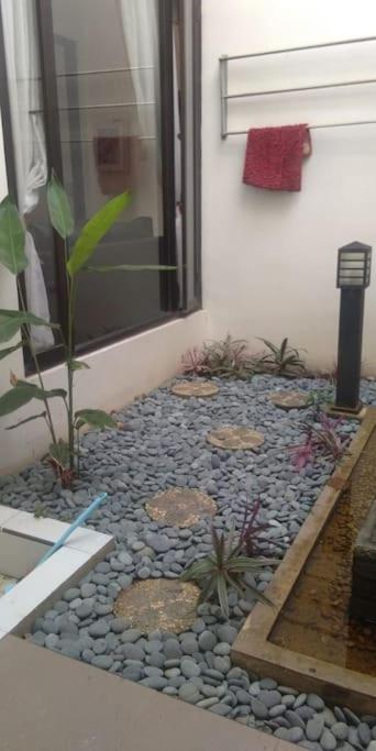 Rumah Besar dg Kolam Ikan diKota