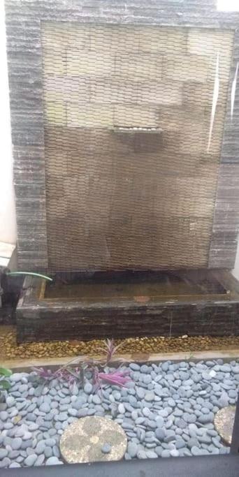 Rumah Besar dg Kolam Ikan diKota