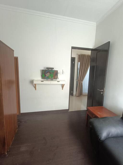 Rumah Besar dg Kolam Ikan diKota