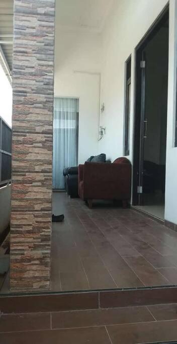 Rumah Besar dg Kolam Ikan diKota