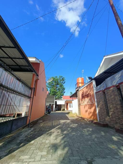 Rumah Besar dg Kolam Ikan diKota