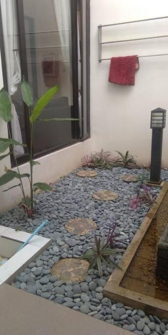 Rumah Besar dg Kolam Ikan diKota