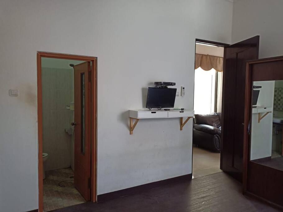 Rumah Besar dg Kolam Ikan diKota