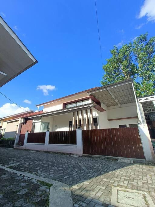 Rumah Besar dg Kolam Ikan diKota