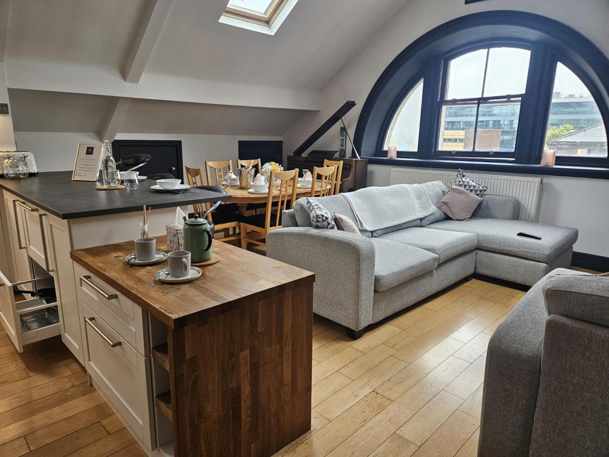 2 Bedroom City Centre Penthouse Loft Apartment view 4