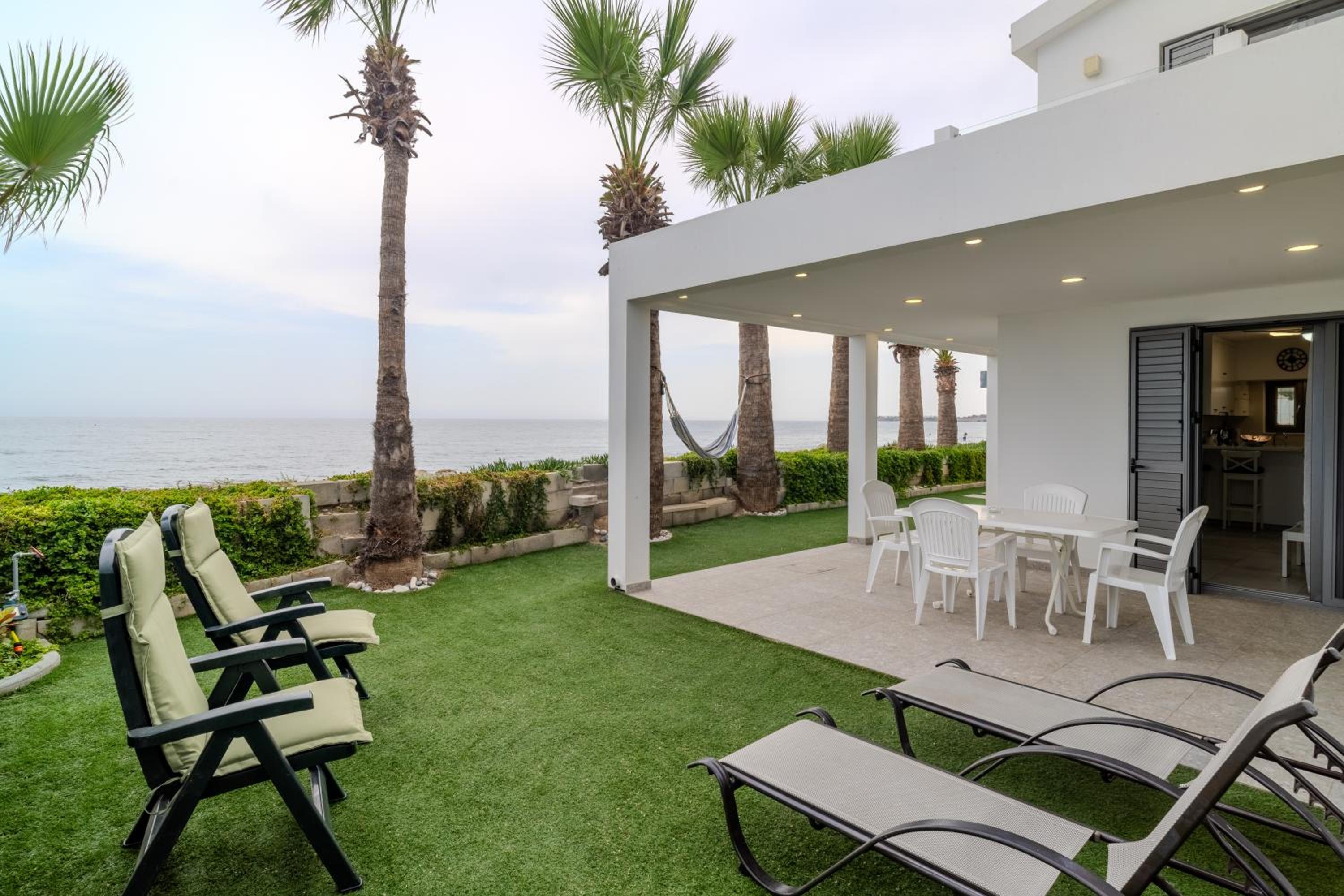 Meneou Blu Beach House*