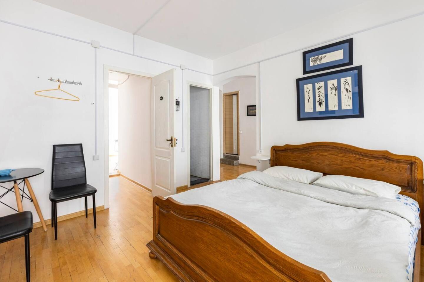 Room in Center 2 view 2