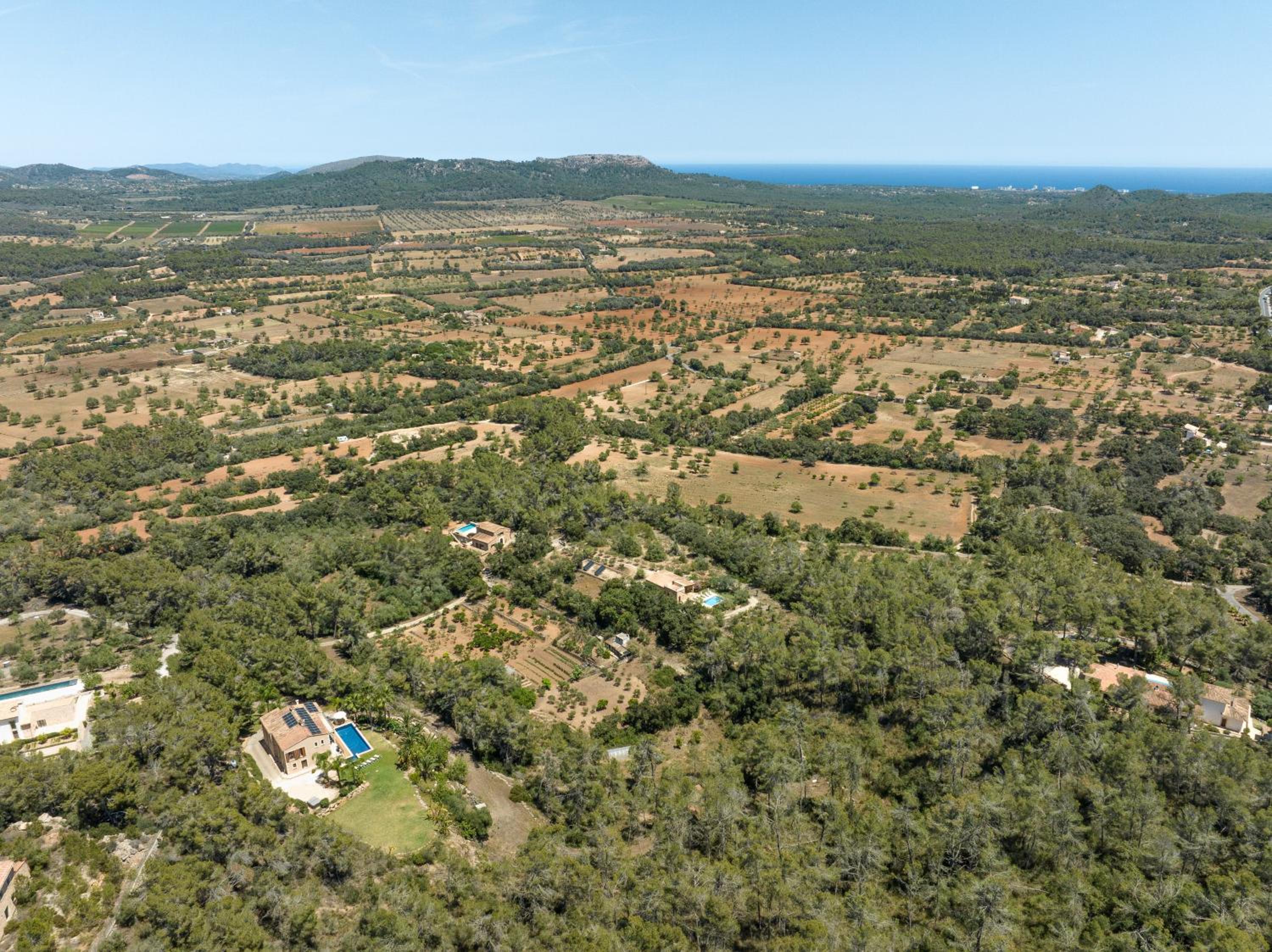 Finca es Foners en Felanitx con piscina y jacuzzis en suite view 3