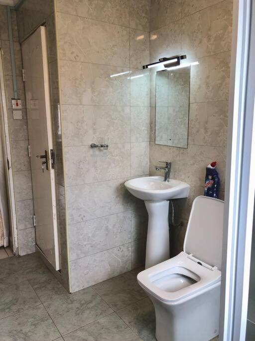 1bed Apartment Minutes Away From The Airport view 2