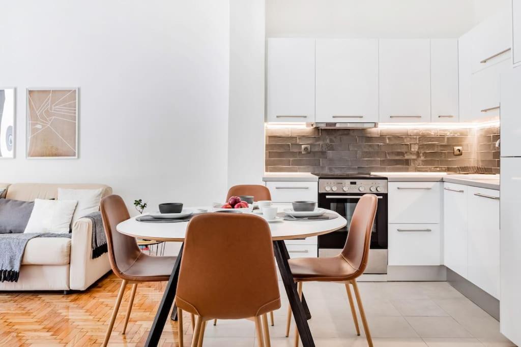 Refined Apartment by the Archaeological Museum