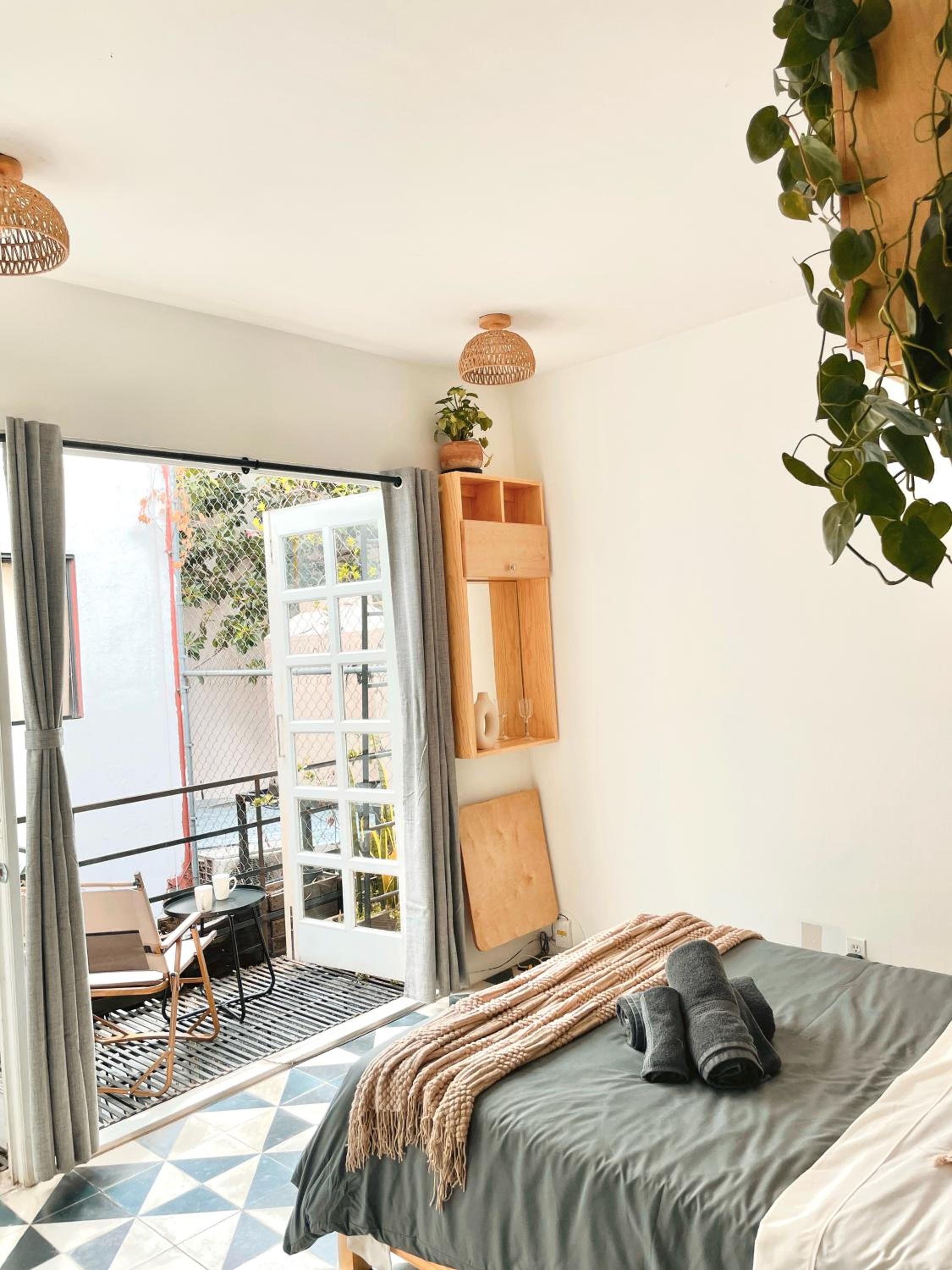 Sunlit Studio with Balcony and Workspace photo 5
