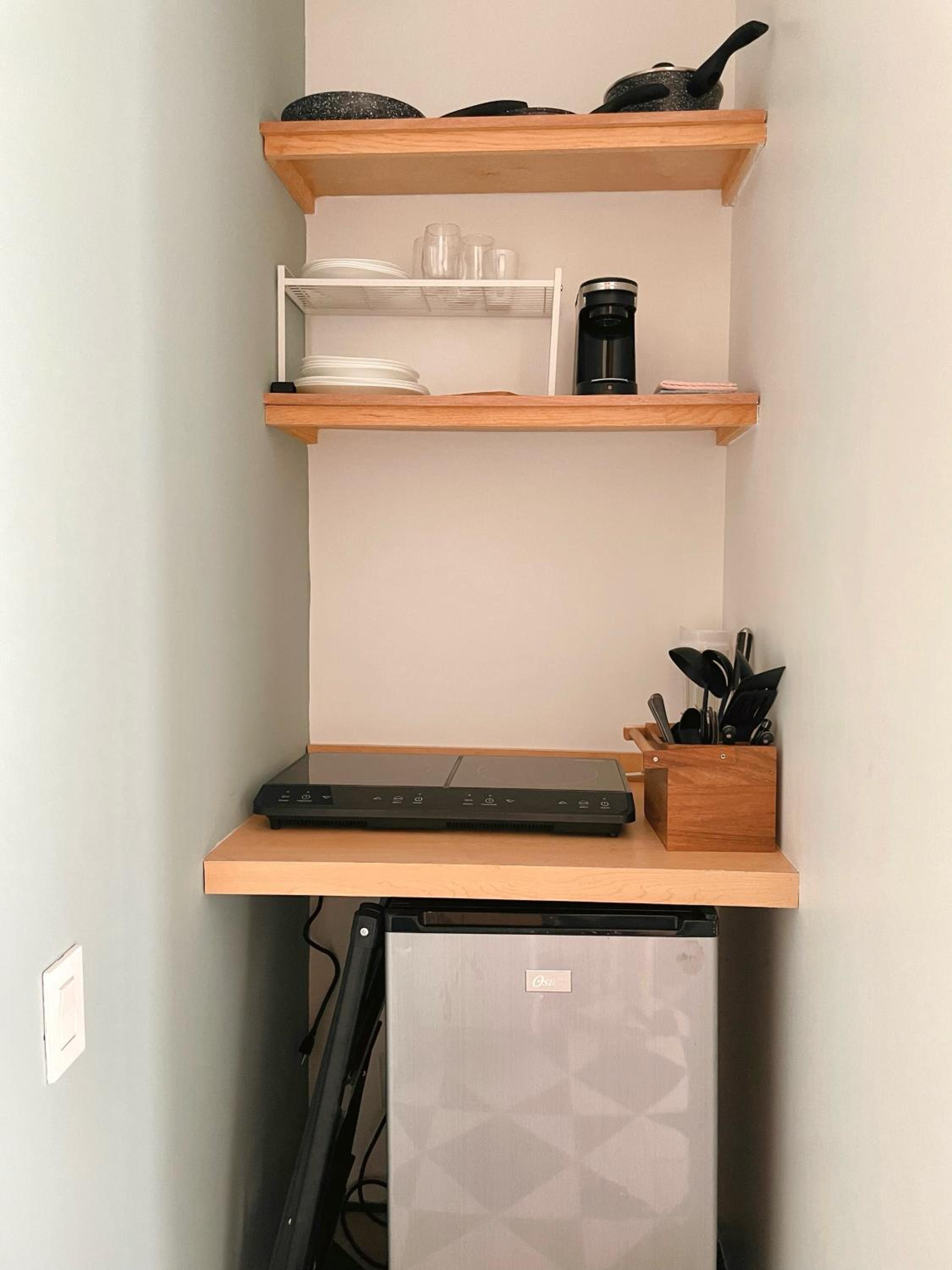 Sunlit Studio with Balcony and Workspace photo 2