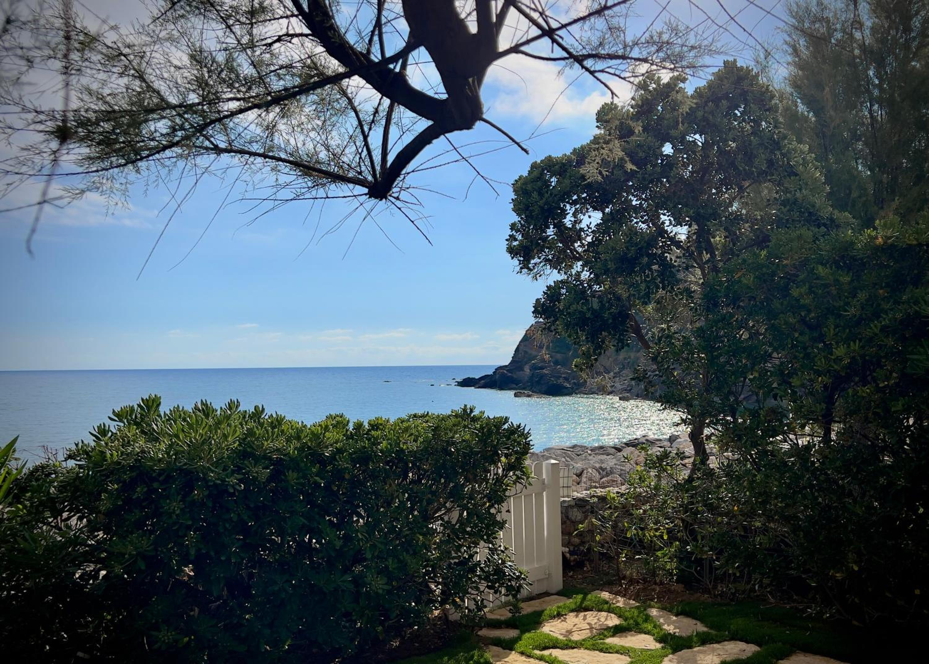 Seaside Villa with private garden view 4