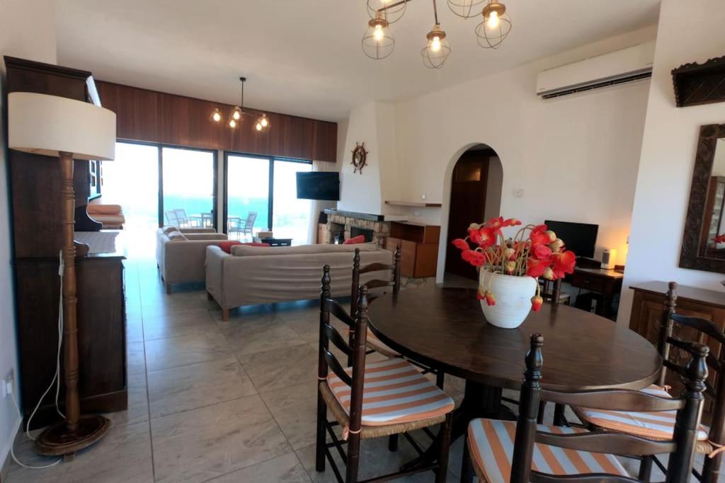 Panoramic Seacave Cottage