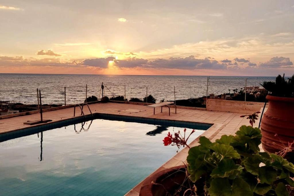 Panoramic Seacave Cottage