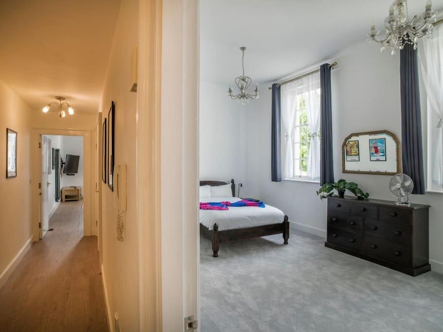 Regency Style Marvel Apartment 1-Bedroom Apartment in Gloucester with Parking