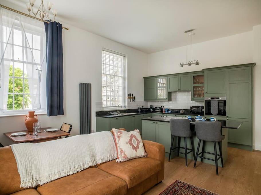 Regency Style Marvel Apartment 1-Bedroom Apartment in Gloucester with Parking