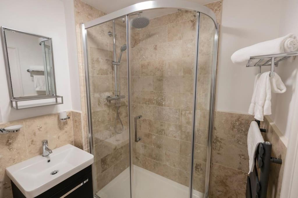 Regency Style Marvel Apartment 1-Bedroom Apartment in Gloucester with Parking