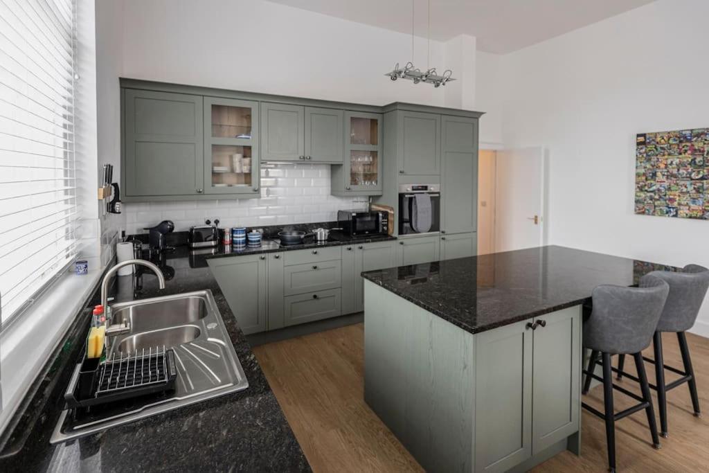Regency Style Marvel Apartment 1-Bedroom Apartment in Gloucester with Parking