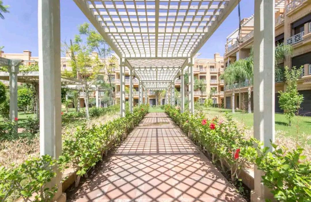 Green Oasis Poolside Luxury App view 4