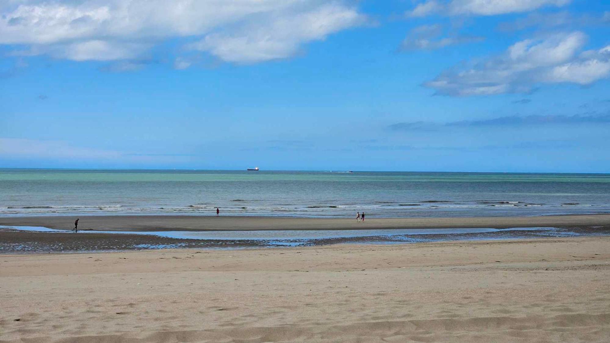 La Maison Fleurie - Sunny holiday home with large garden, parking, within walking distance of the sea