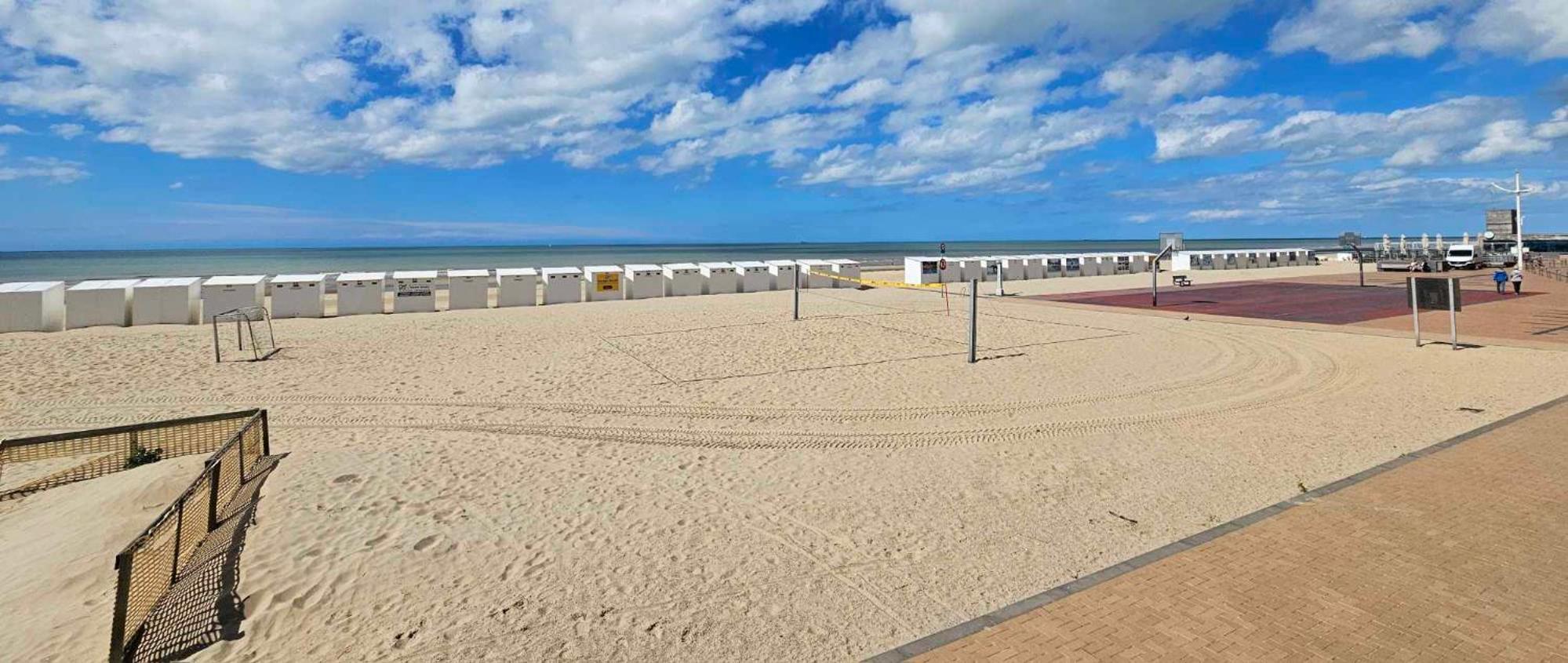 La Maison Fleurie - Sunny holiday home with large garden, parking, within walking distance of the sea
