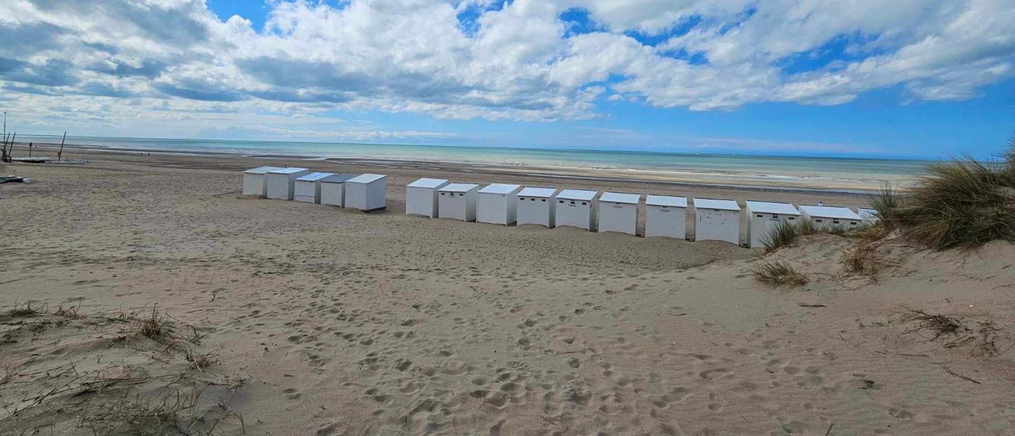 La Maison Fleurie - Sunny holiday home with large garden, parking, within walking distance of the sea