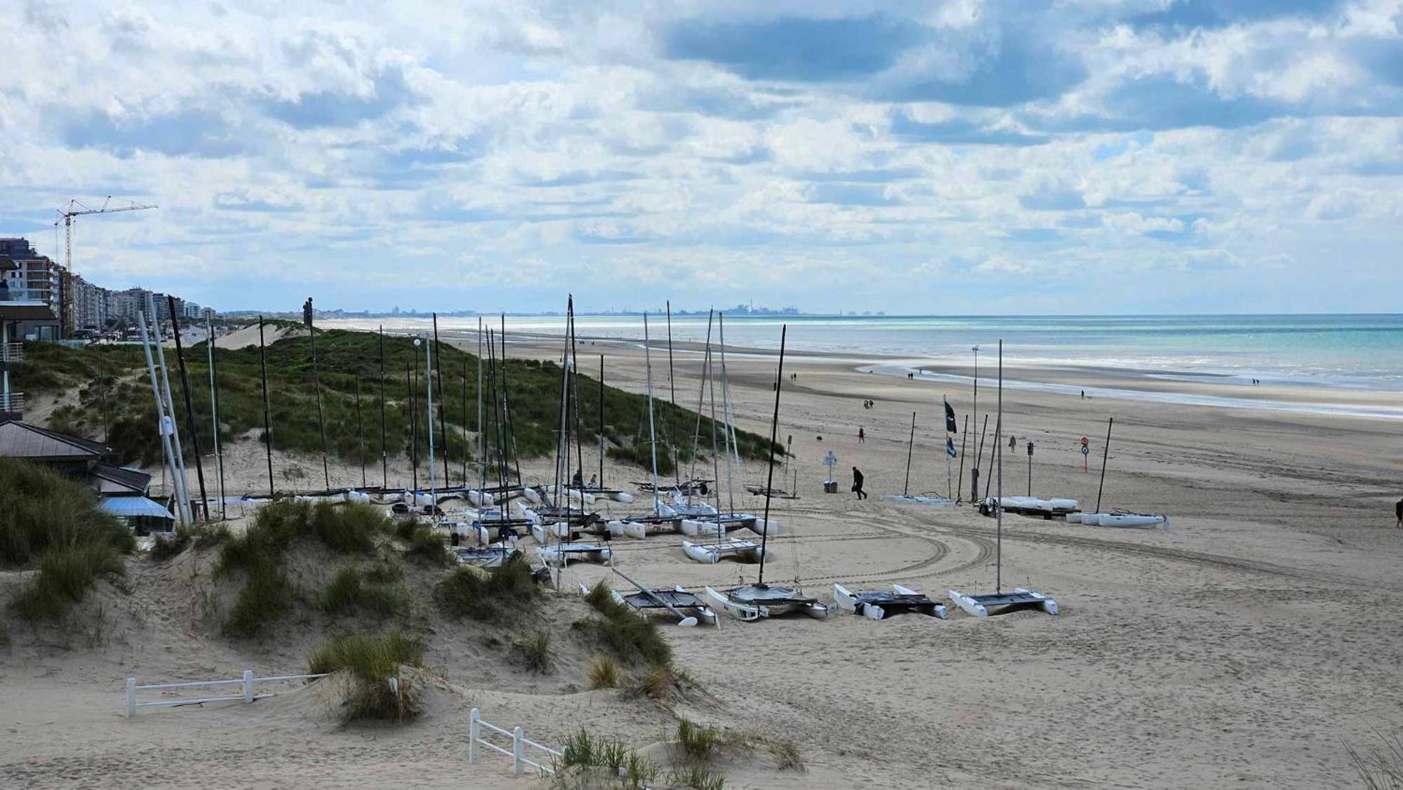 La Maison Fleurie - Sunny holiday home with large garden, parking, within walking distance of the sea