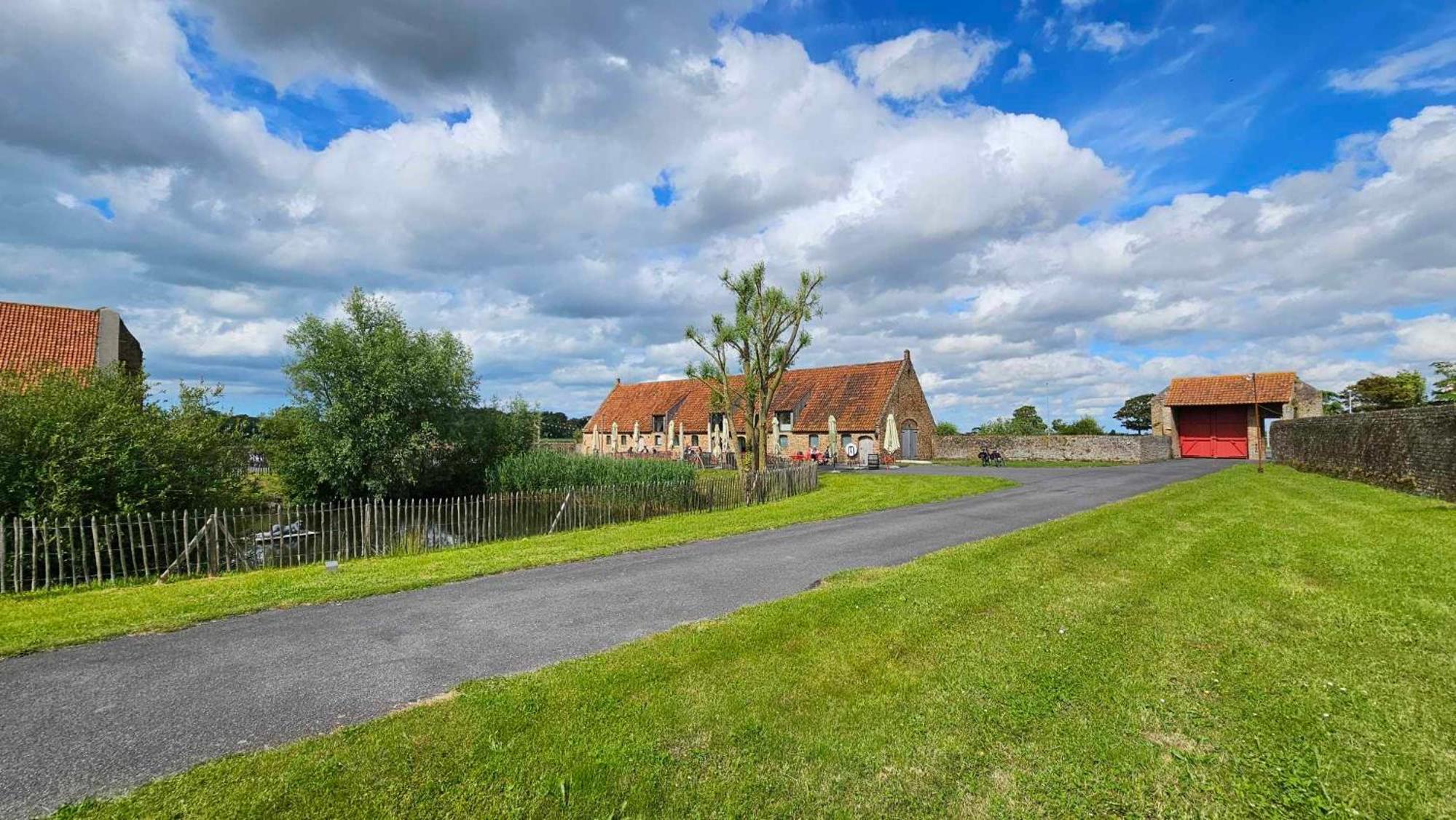 La Maison Fleurie - Sunny holiday home with large garden, parking, within walking distance of the sea