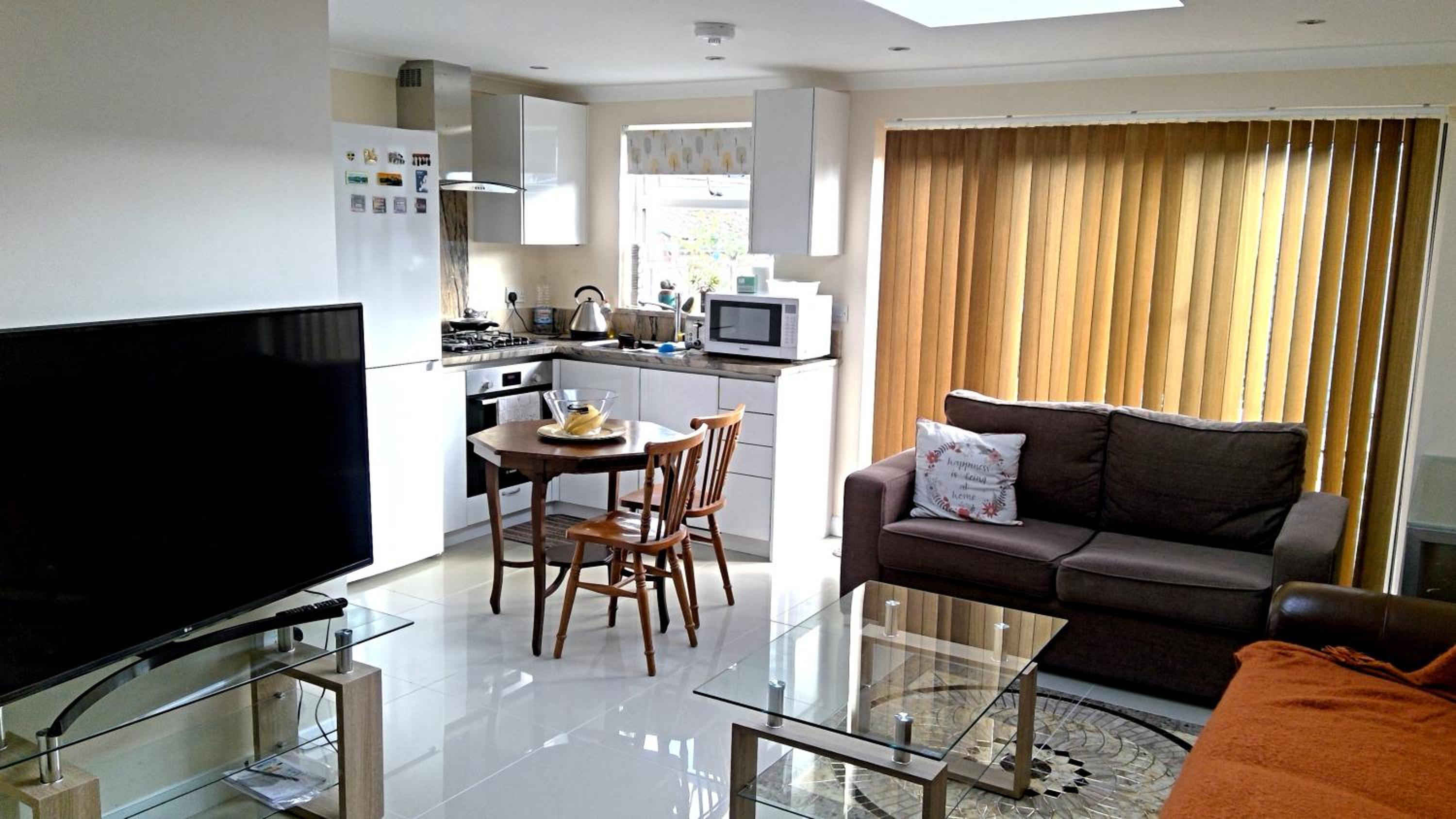 Luxury London Ensuite Double Room, Park free, Tram-Train! view 4