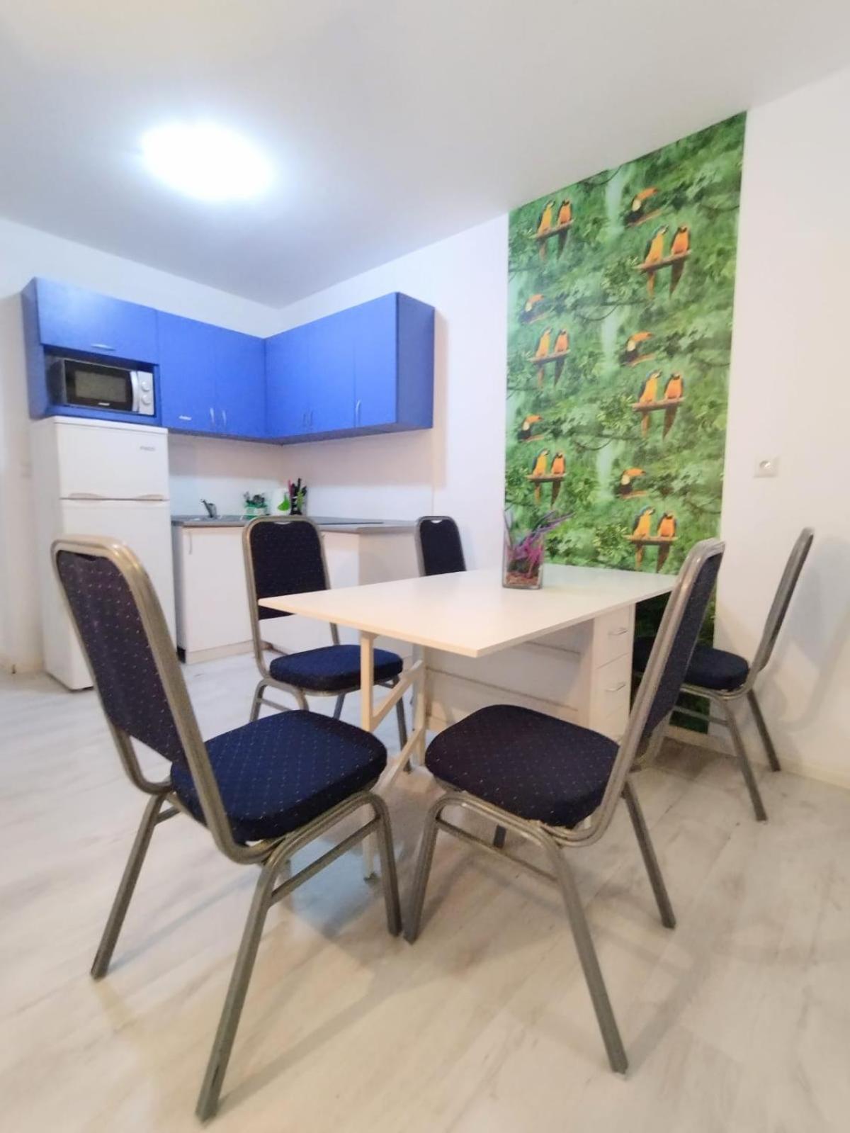 Private apartment with parking and pool