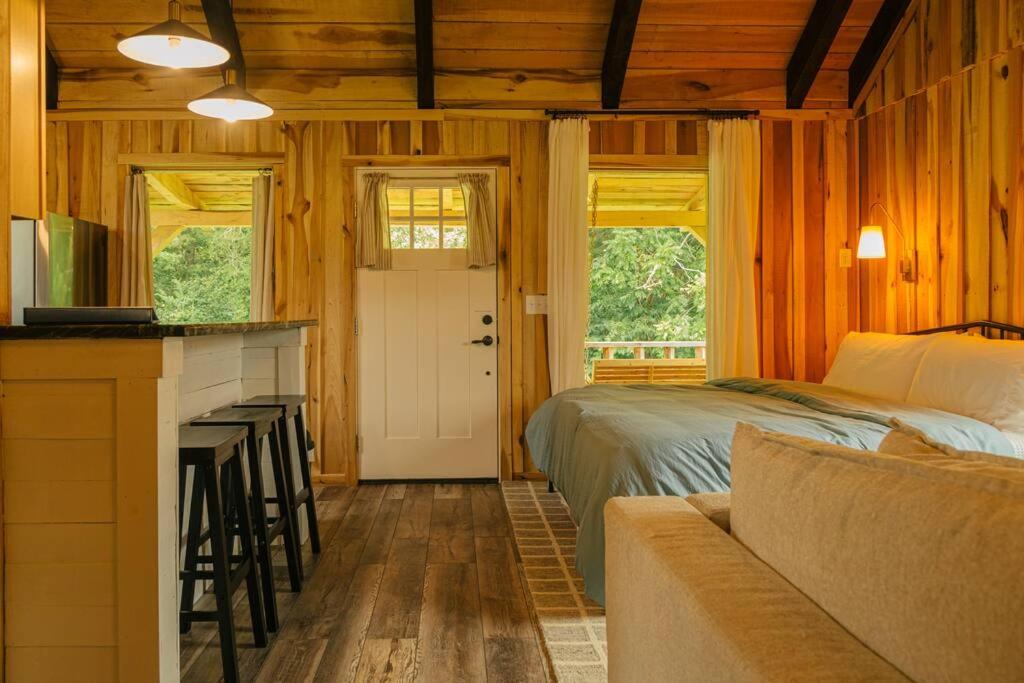 Romantic Creekside Cabin, Fire Pit & Stargazing Cabin 4 view 4