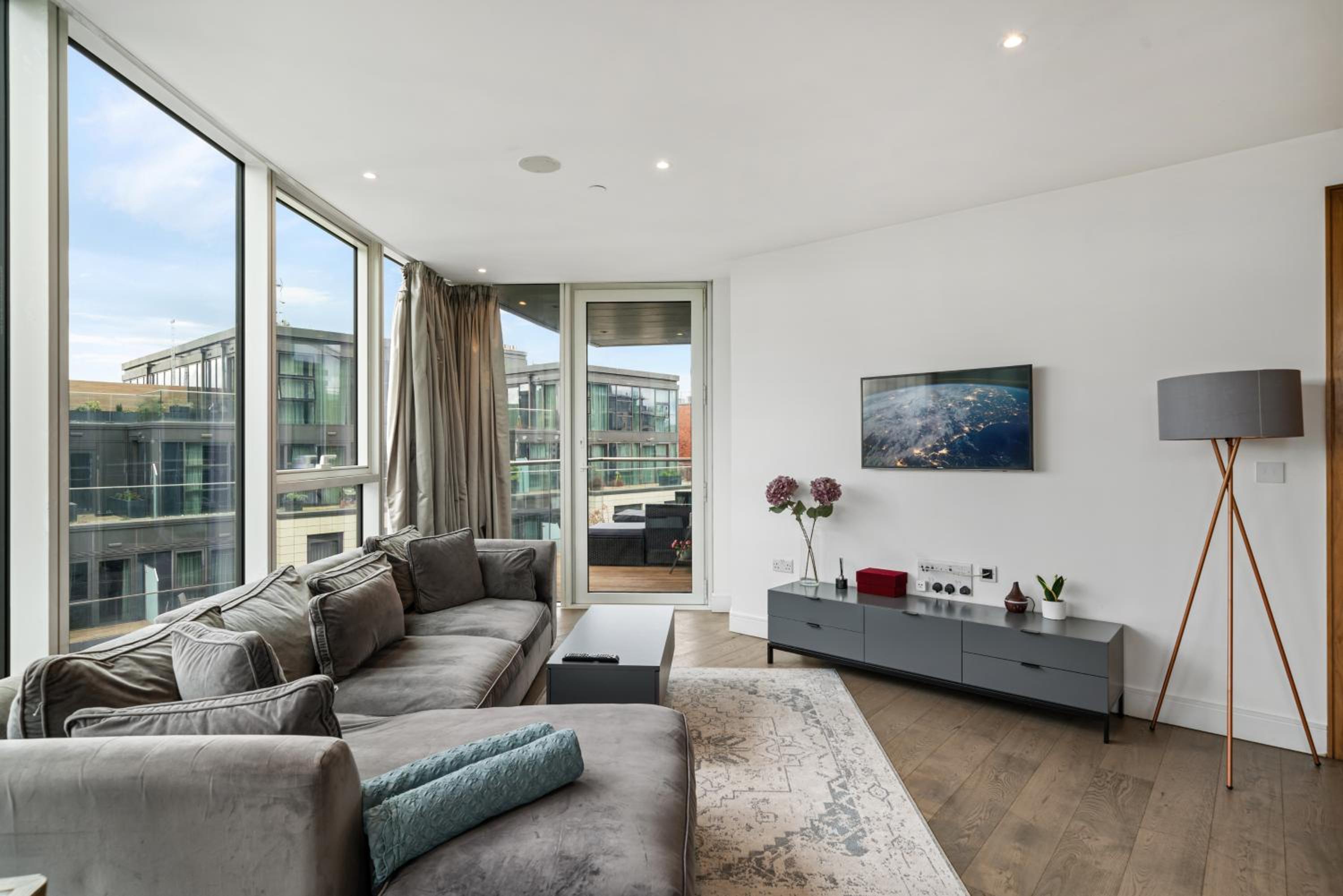 Battersea Luxurious Flat with AC and Free Parking view 3