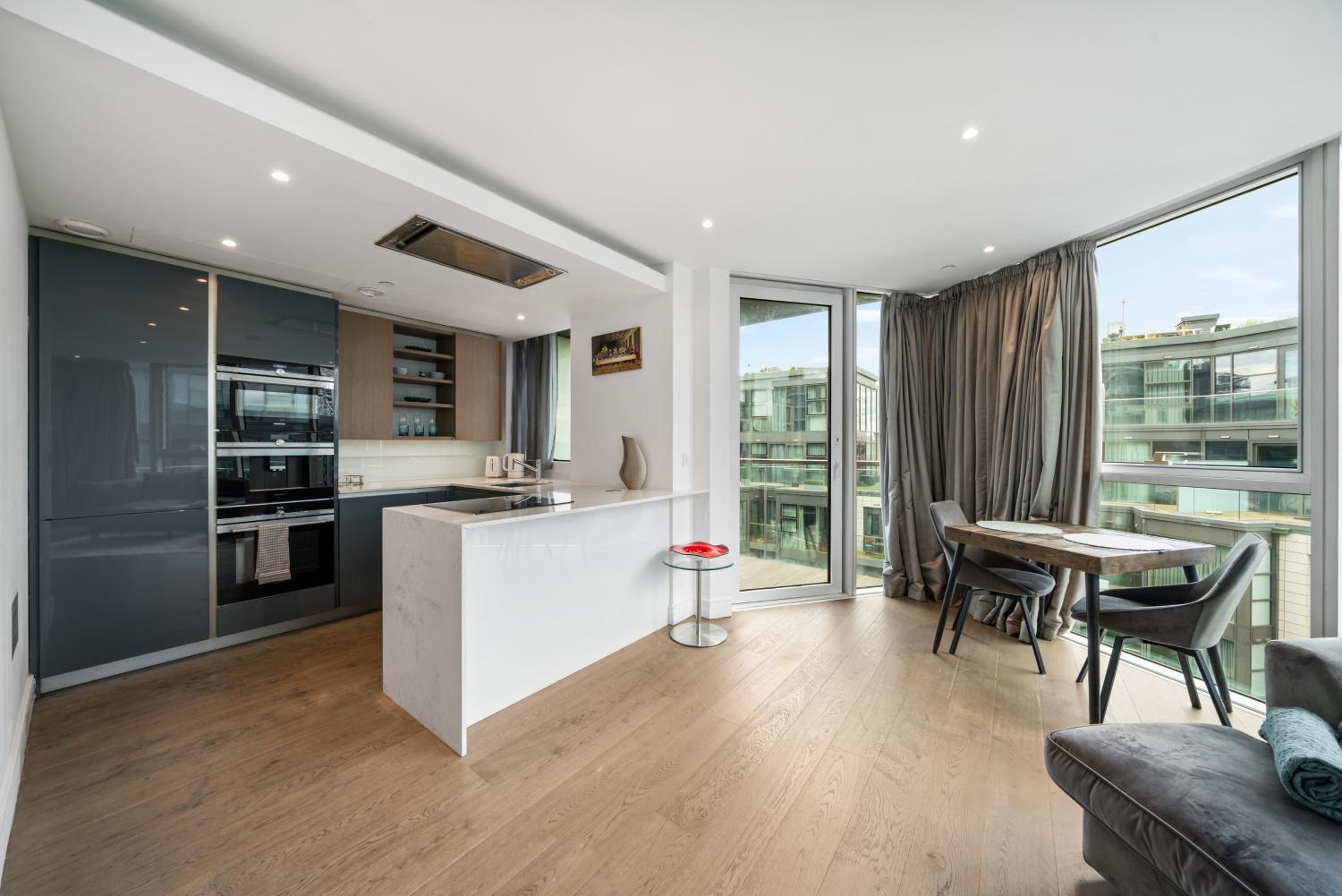 Battersea Luxurious Flat with AC and Free Parking view 2